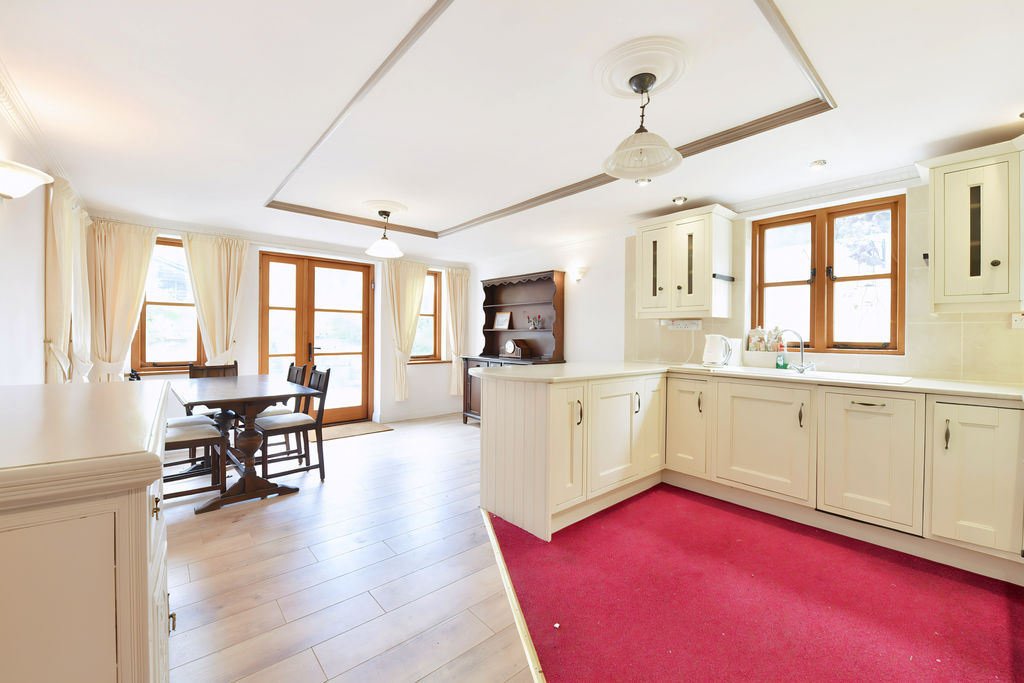 Kitchen / Breakfast Room- click for photo gallery